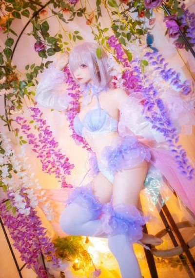 在宿舍撅着屁股被双根室友玩