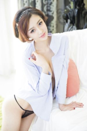年轻的妈妈观看